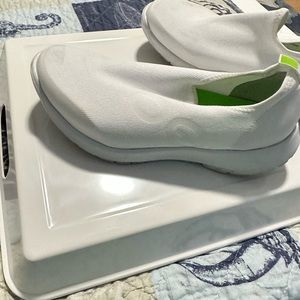 Oofos women’s sneakers. Size 9 worn only a few times.